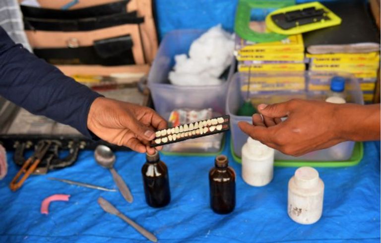 طب الأسنان في شوارع الهند
