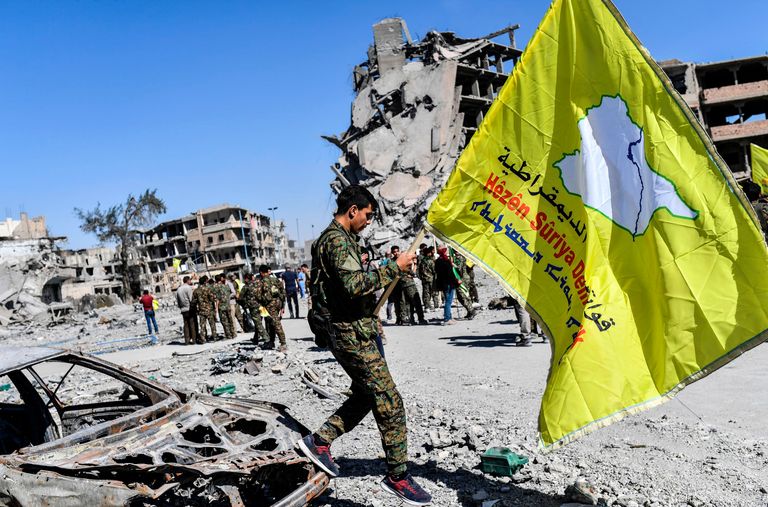 مقاتلة تابعة لقوات سوريا الديمقراطية في الرقة