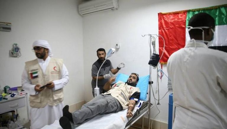 أعضاء البعثة الدبلوماسية الإماراتية أثناء التبرع بالدم