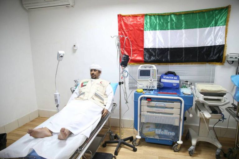 أعضاء البعثة الدبلوماسية الإماراتية أثناء التبرع بالدم