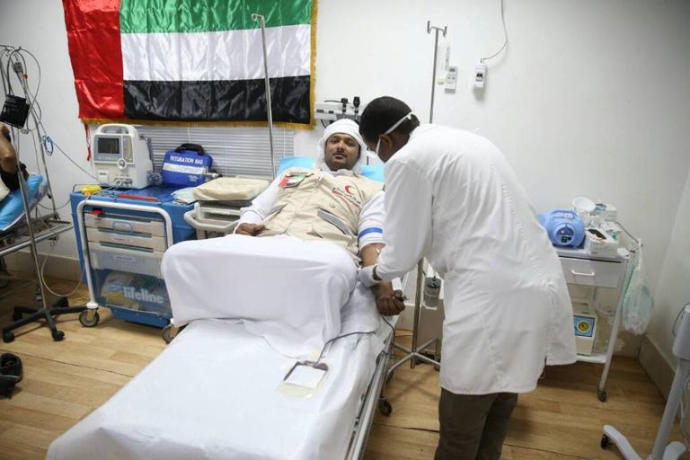 أعضاء البعثة الدبلوماسية الإماراتية أثناء التبرع بالدم