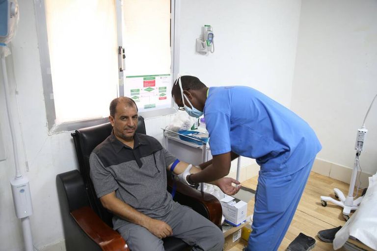 أعضاء البعثة الدبلوماسية الإماراتية أثناء التبرع بالدم