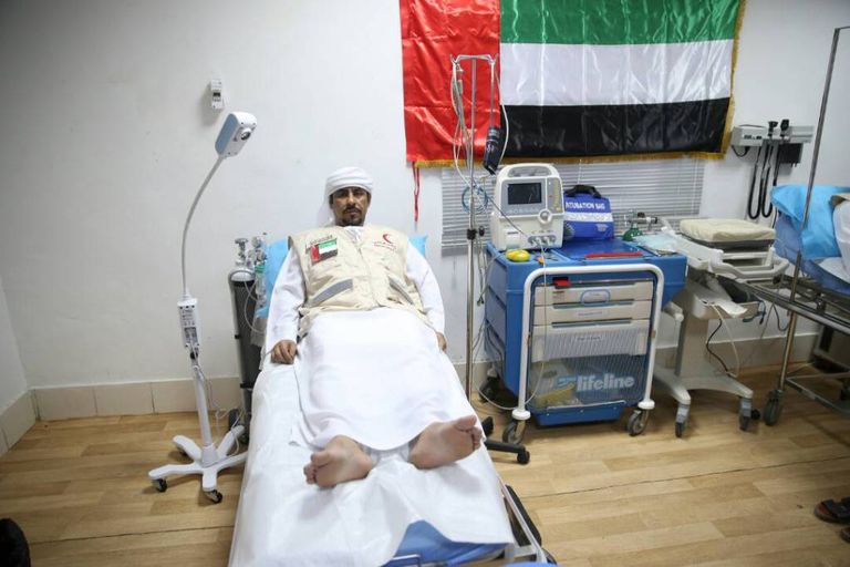 أعضاء البعثة الدبلوماسية الإماراتية أثناء التبرع بالدم