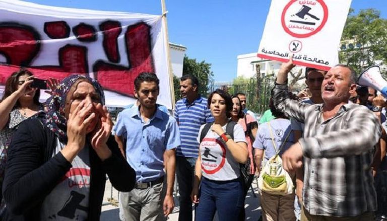 متظاهرون في تونس ضد قانون يمنع محاكمة المتهمين بالفساد- رويترز