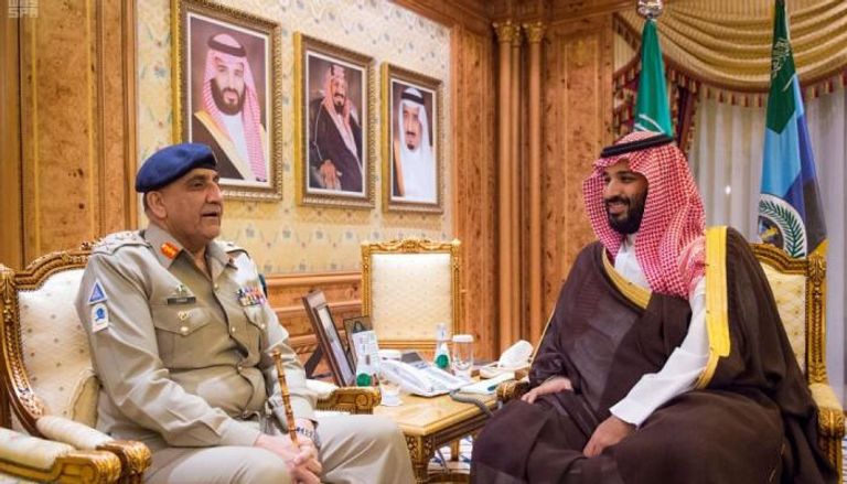 الأمير محمد بن سلمان بن عبدالعزيز مع قائد الجيش الباكستاني