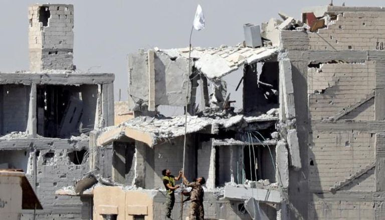 قوات سوريا الديمقراطية ترفع العلم على بنايات الرقة