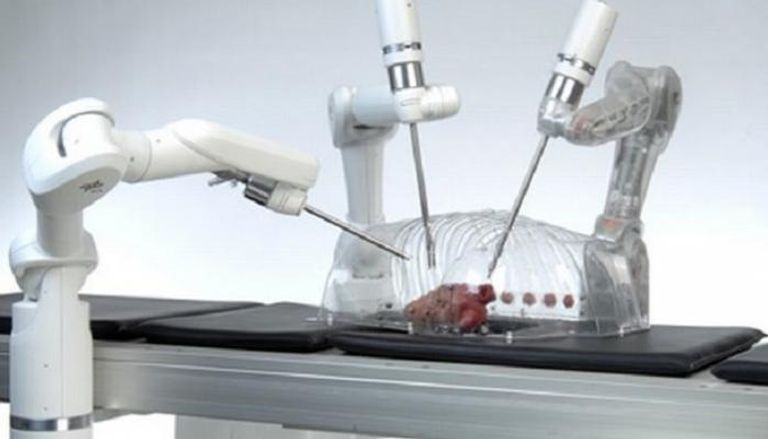 نموذج لروبوت يجري عملية جراحية
