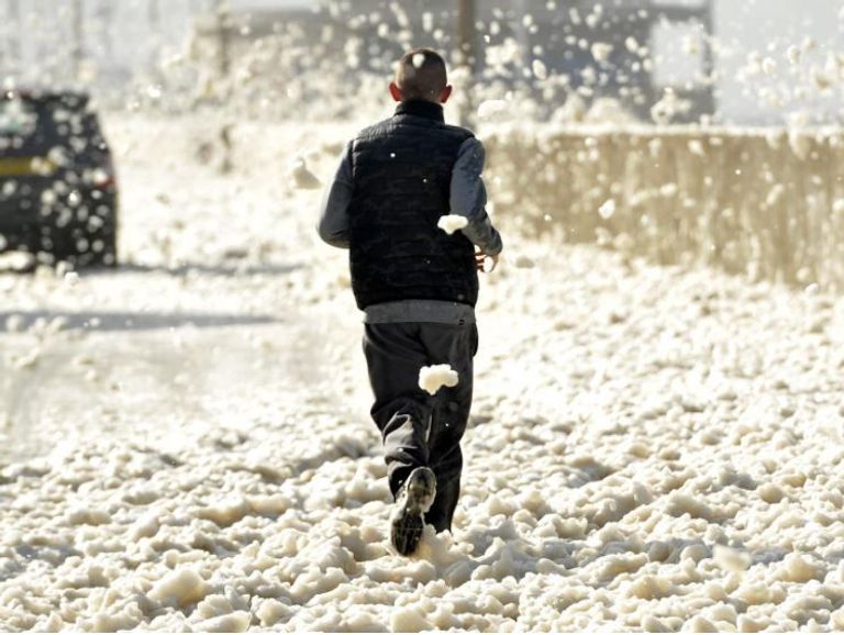 العاصفة أوفيليا جعلت ظروف القيادة صعبة في بريطانيا