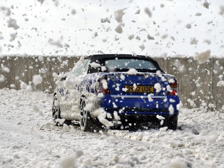 العاصفة أوفيليا جعلت ظروف القيادة صعبة في بريطانيا