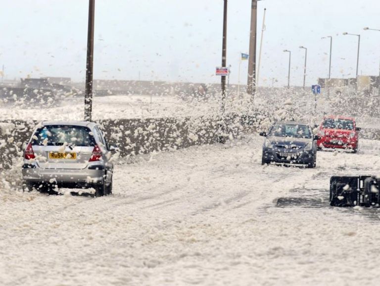 العاصفة أوفيليا جعلت ظروف القيادة صعبة في بريطانيا