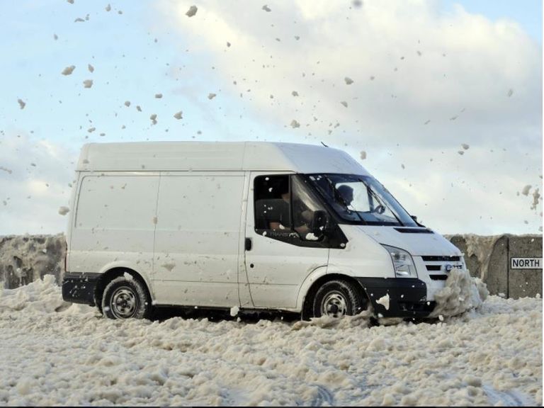 العاصفة أوفيليا جعلت ظروف القيادة صعبة في بريطانيا