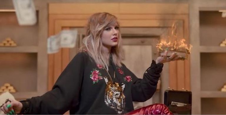 تيلور سويفت وسط فريق عمل الأغنية