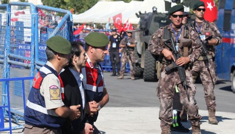 الاعتقالات في تركيا شملت عشرات الآلاف (رويترز)