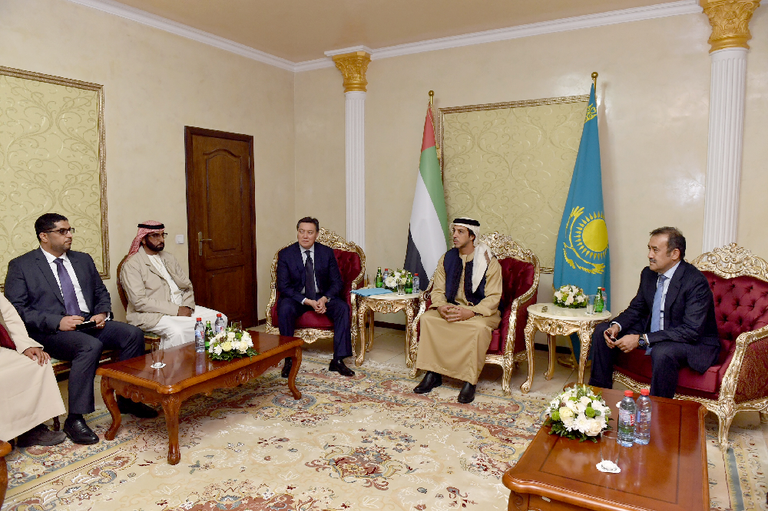 منصور بن زايد يلتقي النائب الأول لرئيس وزراء كازاخستان