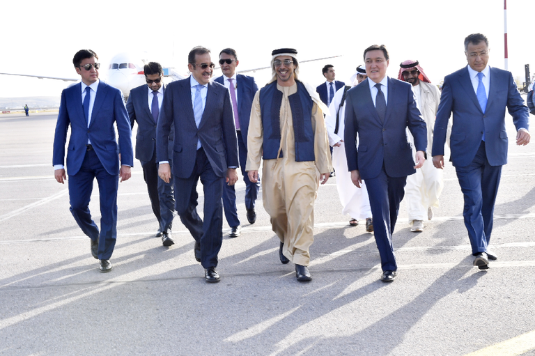 منصور بن زايد يلتقي النائب الأول لرئيس وزراء كازاخستان