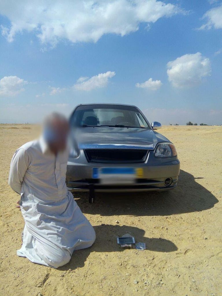 السيارة التي تم تدميرها في وسط سيناء