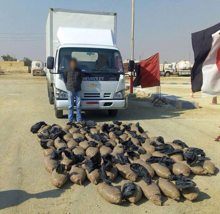 السيارة التي تم تدميرها في وسط سيناء