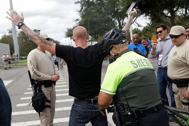 مظاهرات في فلوريدا ضد النازيين الجدد - رويترز