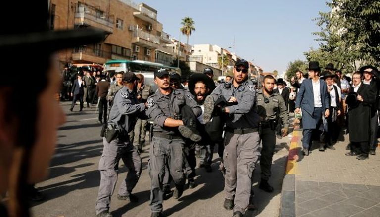 شرطة الاحتلال تعتقل أحد المتهربين من الخدمة العسكرية - رويترز