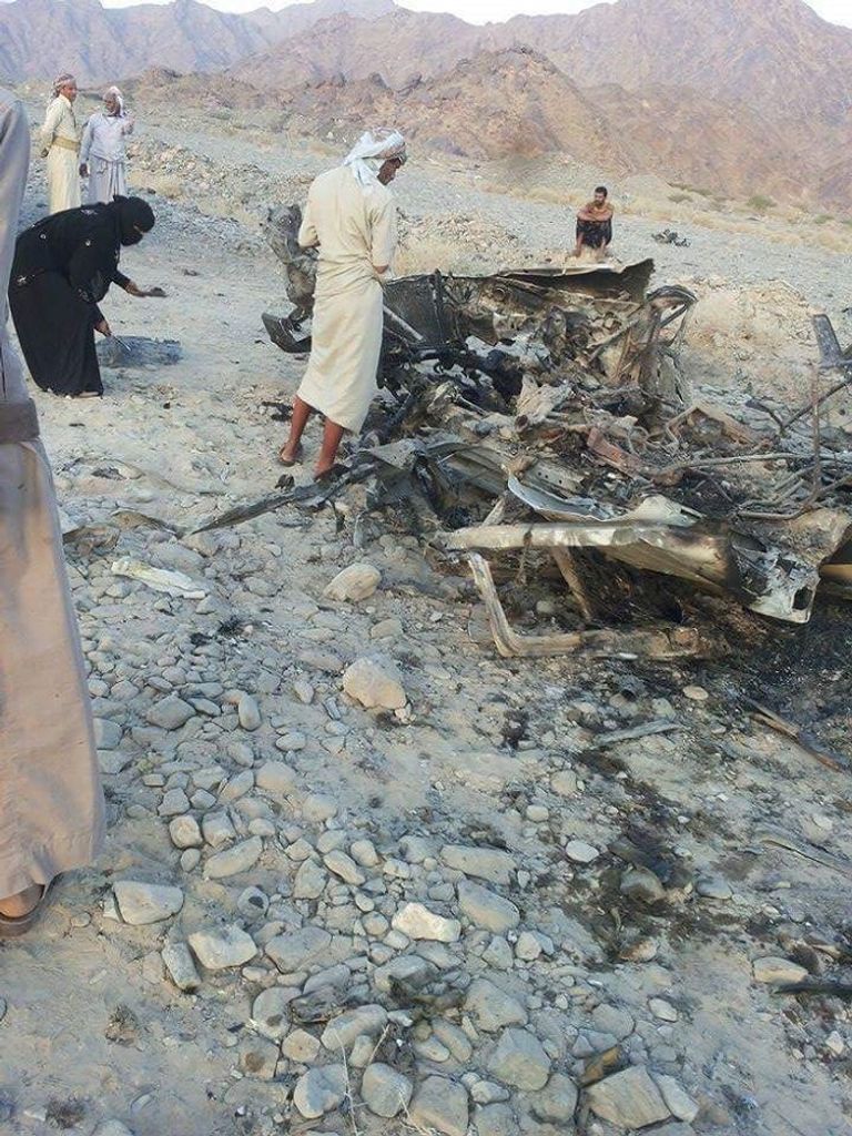 النيران تشتعل في السيارة التي كانت تقل الإرهابيين