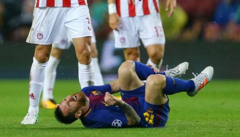 ميسي يتناول عقارا أثناء مباراة برشلونة وأولمبياكوس