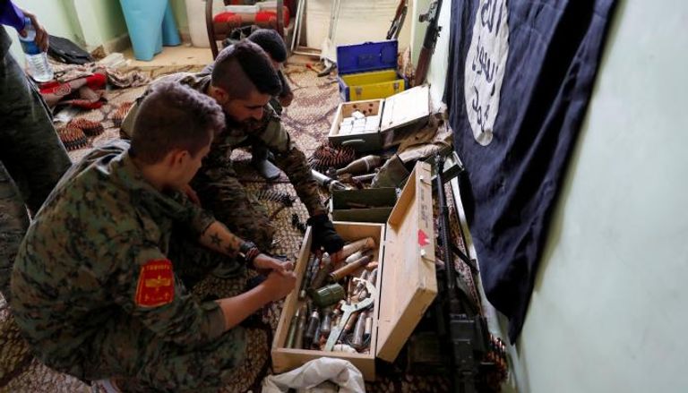 العثور على صناديق أسلحة داعش بالرقة (رويترز)