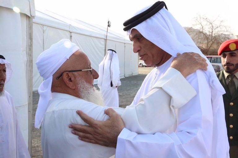 الشيخ سعود بن صقر القاسمي خلال تقديم واجب العزاء