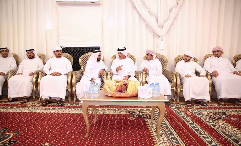 الشيخ سعود بن صقر القاسمي خلال تقديم واجب العزاء