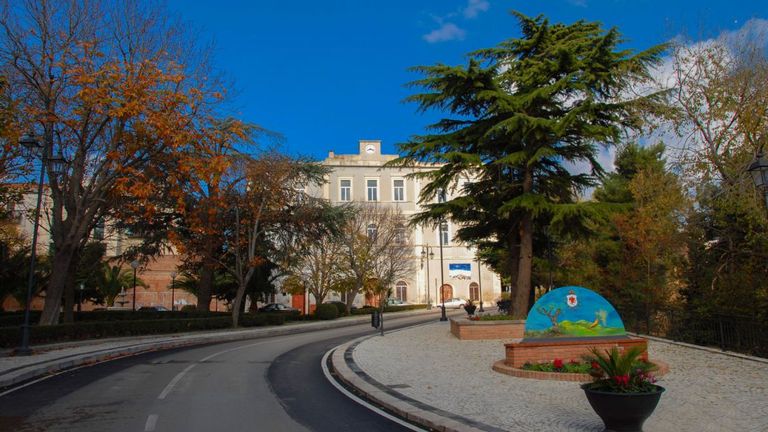 بلدة كانديلا الإيطالية