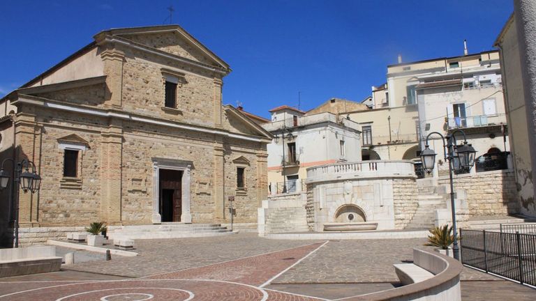 بلدة كانديلا الإيطالية