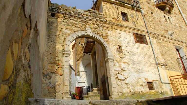 بلدة كانديلا الإيطالية