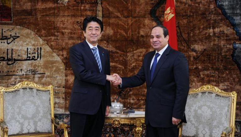 رئيس الوزراء الياباني شينزو آبي خلال زيارة سابقة لمصر
