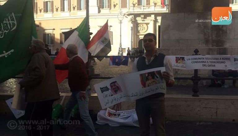 مشارك في التظاهرة أمام البرلمان الإيطالي