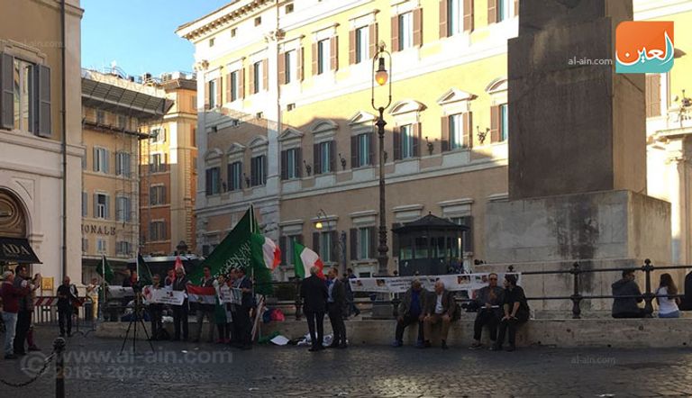 مشارك في التظاهرة أمام البرلمان الإيطالي