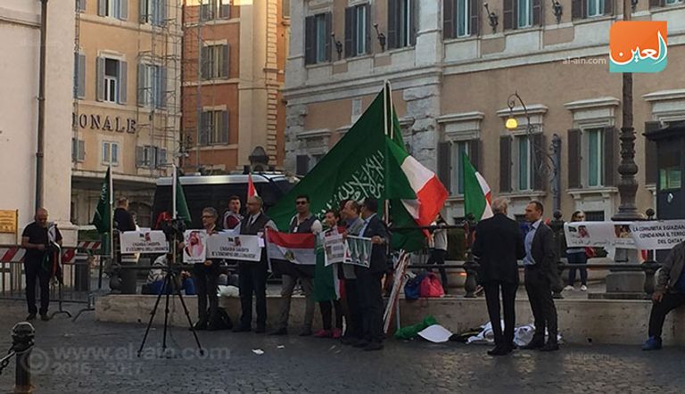 مشارك في التظاهرة أمام البرلمان الإيطالي