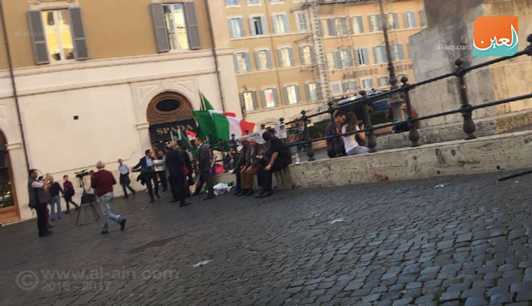 مشارك في التظاهرة أمام البرلمان الإيطالي