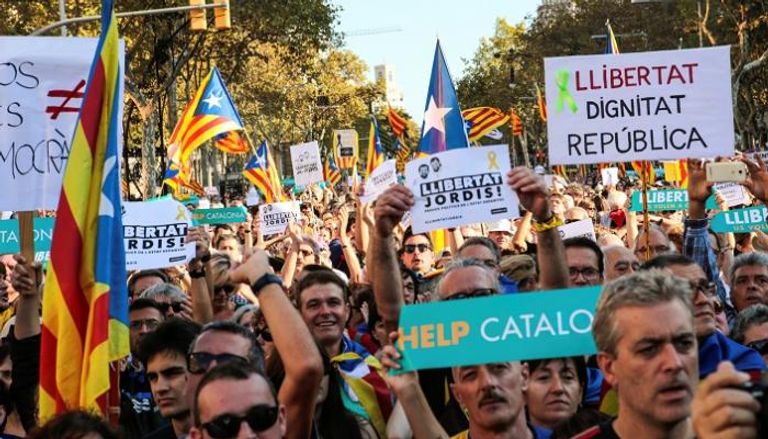مظاهرات غاضبة في كتالونيا بعد سحب الحكم الذاتي - رويترز