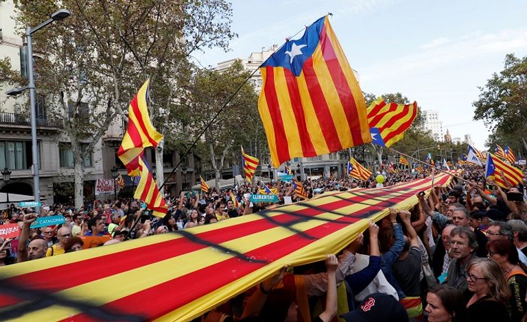 مظاهرات غاضبة في كتالونيا بعد سحب الحكم الذاتي - رويترز