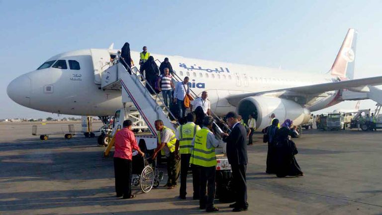 الجرحى اليمنيون بعد عودتهم من رحلة العلاج