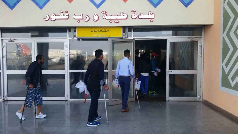 الجرحى اليمنيون بعد عودتهم من رحلة العلاج