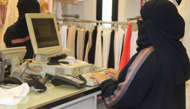 سعودية تعمل في أحد محلات المستلزمات النسائية