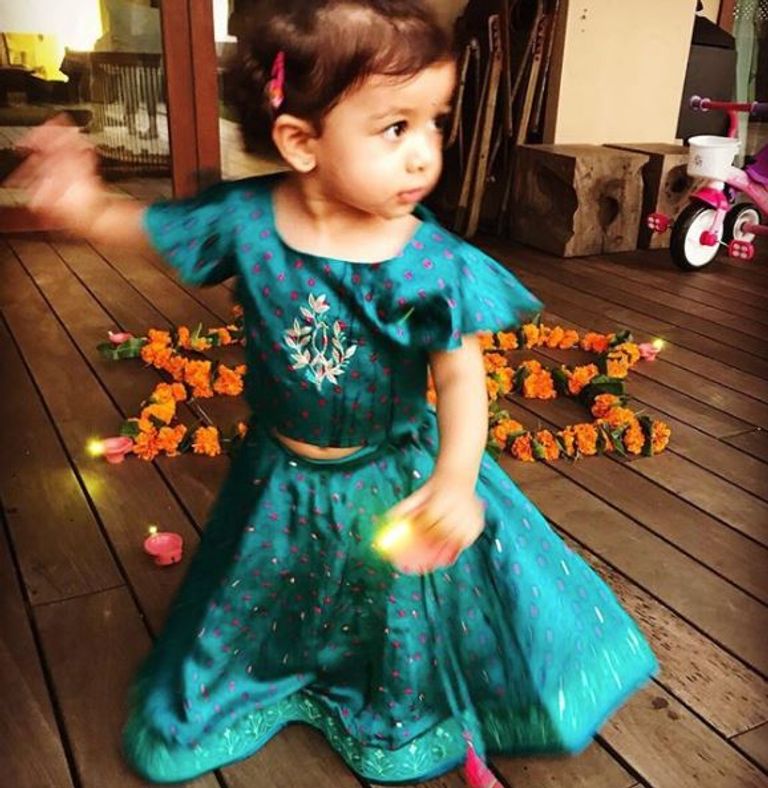 بالصور.. نجوم بوليوود يحتفلون بالديوالي مع عائلاتهم