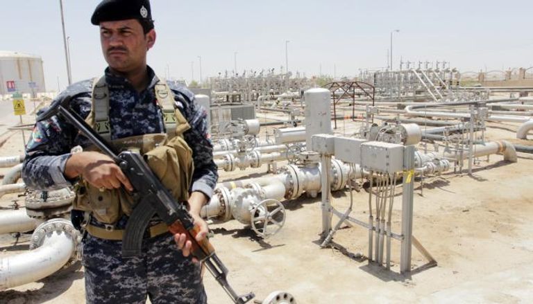 جندي عراقي يحرس منشأة نفطية في البصرة (رويترز)