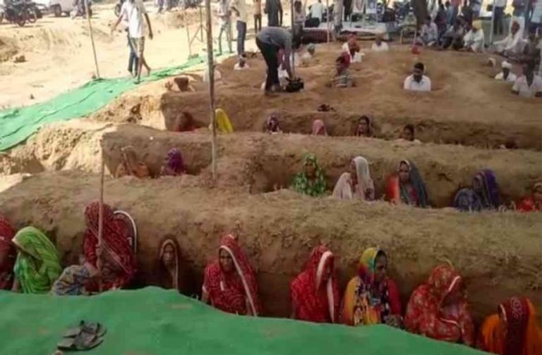 مزارعو راجستان يدفنون أنفسهم كمظهر احتجاجي في الديوالي