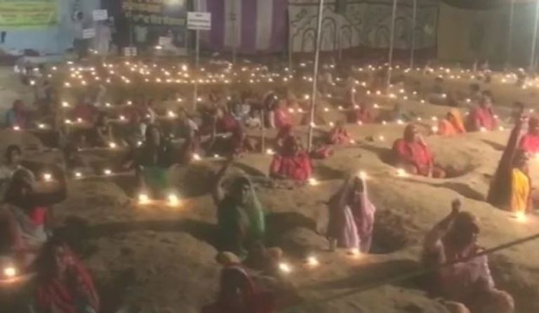 مزارعو راجستان يدفنون أنفسهم كمظهر احتجاجي في الديوالي