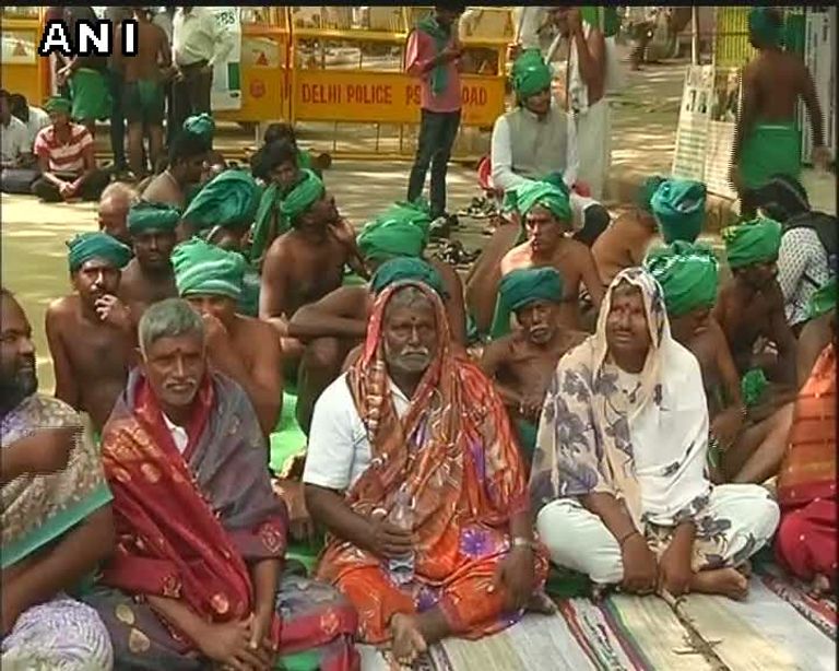 مزارعو راجستان يدفنون أنفسهم كمظهر احتجاجي في الديوالي