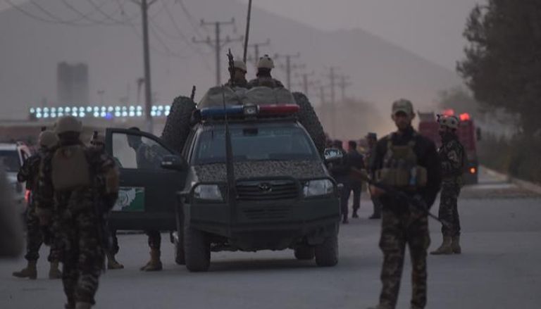 الجيش الأفغانى يحاصر موقع الحادث - رويترز