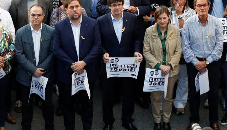 رئيس كتالونيا وأعضاء حكومته خلال مظاهرة رفض قرارات مدريد- رويترز