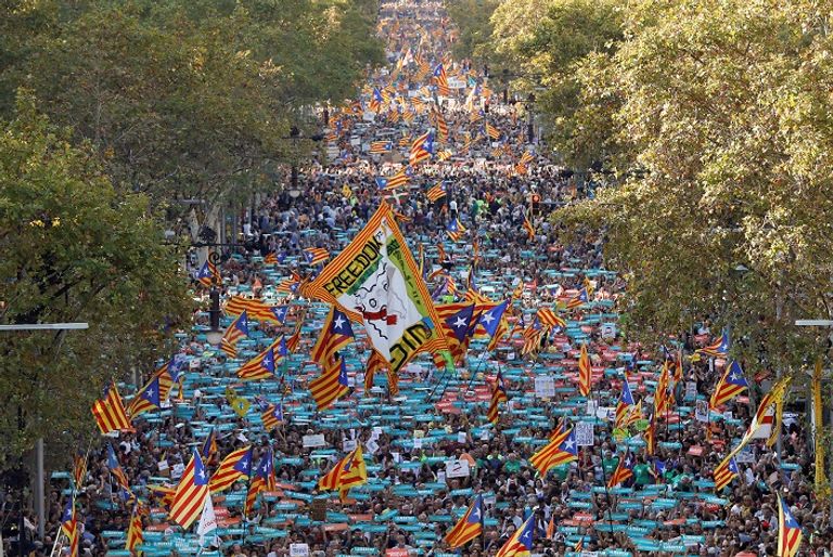 رئيس كتالونيا وأعضاء حكومته خلال مظاهرة رفض قرارات مدريد- رويترز