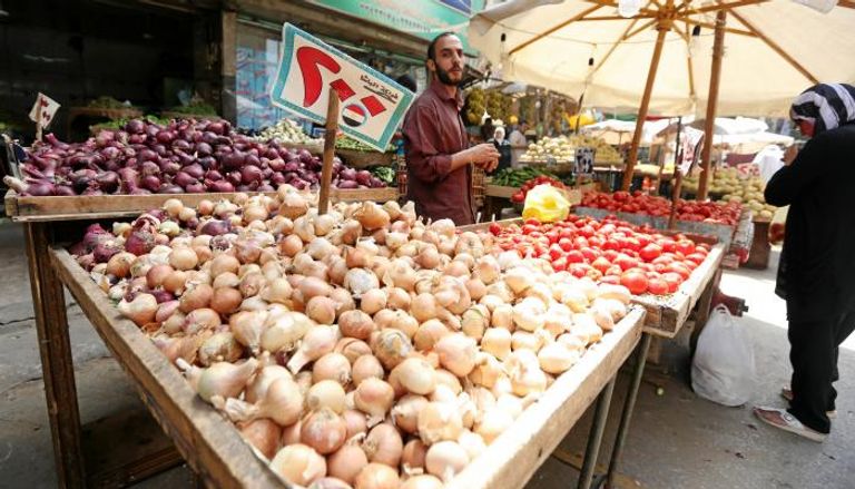 بائع في سوق للخضروات بالقاهرة - أرشيفية